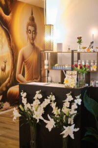 Detailaufnahme von Massageöl und Handtüchern bei AYAY Thai Wellness & Massage