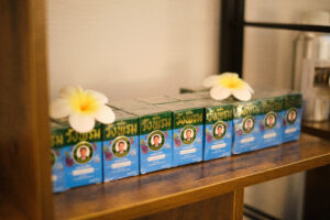 Detailaufnahme von Massageöl und Handtüchern bei AYAY Thai Wellness & Massage