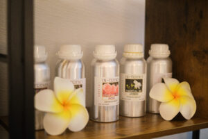 Detailaufnahme von Massageöl und Handtüchern bei AYAY Thai Wellness & Massage