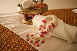 Detailaufnahme von natürlichen Massageölen bei AYAY Thai Wellness & Massage